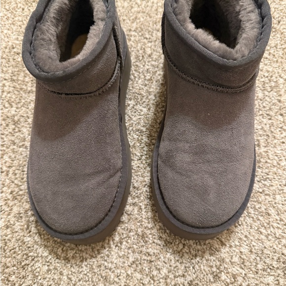UGG Woman Gray Suede Fleece-Lined Ankle Boots - Picture 2 of 3